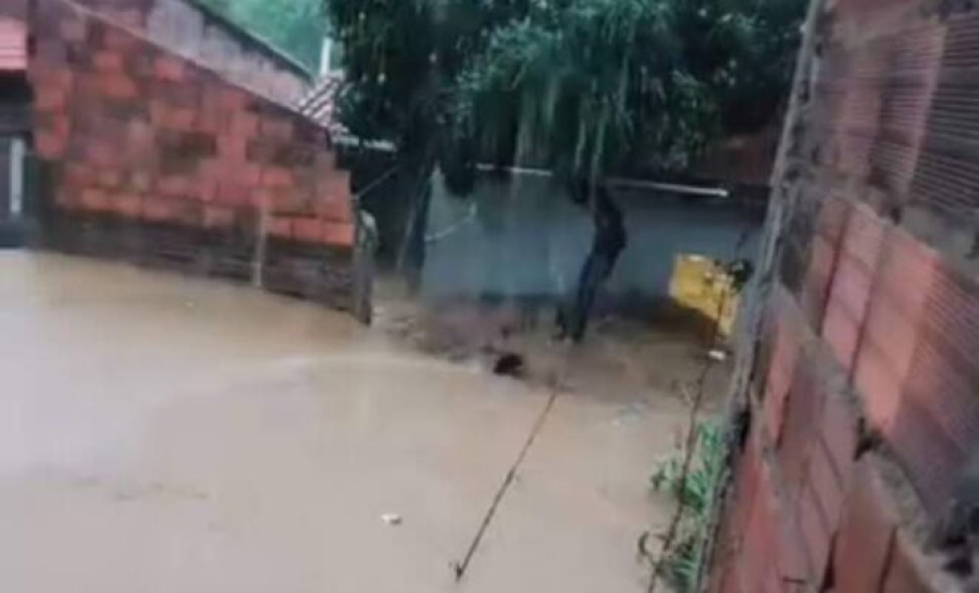 Fortes chuvas causam danos a cidade.